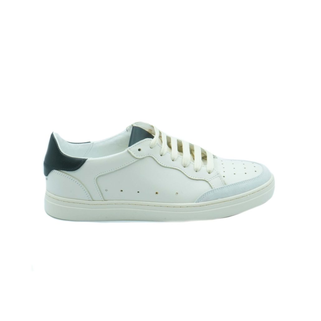 Lea Gu sneakers in nappa, allacciatura frontale, tallone in contrasto, fondo gomma 30mm